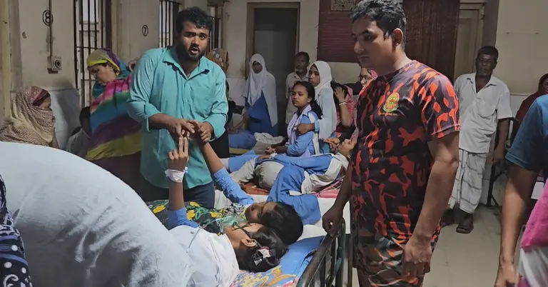 অসুস্থ শিক্ষার্থীরা চিকিৎসা সেবা নিচ্ছে